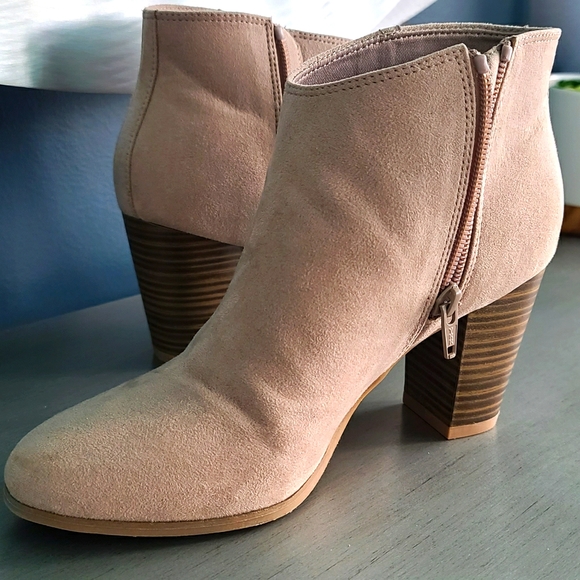 Like new beige tan ankle boots womens size 6 - Picture 1 of 5